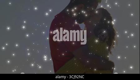 Küssendes Paar, das sich unter dem Himmel der Dämmerung umgibt, mit einem strukturierten Pullover mit einfarbigem T-Shirt-Glitzer-Überzug Stockfoto