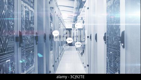 Mit Korridor, flankiert von Netzwerk-Server-Racks im Rechenzentrum, mit frei beweglichen Chat-Symbolen Stockfoto
