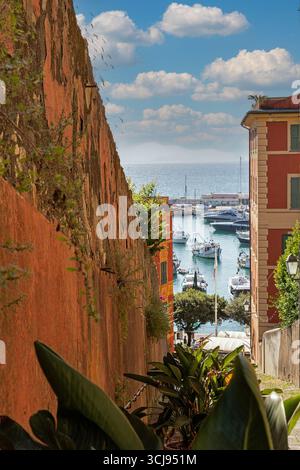 Steile Straße in der Region Margherita Ligure der Gemeinde Ligurien in Italien mit alten Gebäuden an den Seiten Stockfoto
