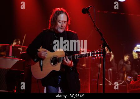 Verschiedene, UK. März 2024. Thom Yorke, Frontmann von Radiohead, wird während einer Live-Vorstellung gezeigt. Yorke steht derzeit im Rampenlicht angesichts des erneuten Interesses an Radiohead und Nebenprojekten wie The Smile, wobei Fans weitere Ankündigungen der legendären Alternative Rock Band erwarten. (Foto: Alex Cropper/SIPA USA) Credit: SIPA USA/Alamy Live News Stockfoto