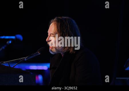 Verschiedene, UK. März 2024. Thom Yorke, Frontmann von Radiohead, wird während einer Live-Vorstellung gezeigt. Yorke steht derzeit im Rampenlicht angesichts des erneuten Interesses an Radiohead und Nebenprojekten wie The Smile, wobei Fans weitere Ankündigungen der legendären Alternative Rock Band erwarten. (Foto: Alex Cropper/SIPA USA) Credit: SIPA USA/Alamy Live News Stockfoto
