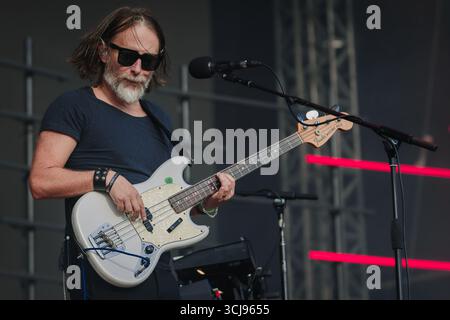 Verschiedene, UK. März 2024. Thom Yorke, Frontmann von Radiohead, wird während einer Live-Vorstellung gezeigt. Yorke steht derzeit im Rampenlicht angesichts des erneuten Interesses an Radiohead und Nebenprojekten wie The Smile, wobei Fans weitere Ankündigungen der legendären Alternative Rock Band erwarten. (Foto: Alex Cropper/SIPA USA) Credit: SIPA USA/Alamy Live News Stockfoto