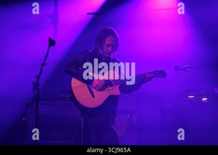 Verschiedene, UK. März 2024. Thom Yorke, Frontmann von Radiohead, wird während einer Live-Vorstellung gezeigt. Yorke steht derzeit im Rampenlicht angesichts des erneuten Interesses an Radiohead und Nebenprojekten wie The Smile, wobei Fans weitere Ankündigungen der legendären Alternative Rock Band erwarten. (Foto: Alex Cropper/SIPA USA) Credit: SIPA USA/Alamy Live News Stockfoto