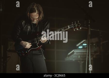Verschiedene, UK. März 2024. Thom Yorke, Frontmann von Radiohead, wird während einer Live-Vorstellung gezeigt. Yorke steht derzeit im Rampenlicht angesichts des erneuten Interesses an Radiohead und Nebenprojekten wie The Smile, wobei Fans weitere Ankündigungen der legendären Alternative Rock Band erwarten. (Foto: Alex Cropper/SIPA USA) Credit: SIPA USA/Alamy Live News Stockfoto