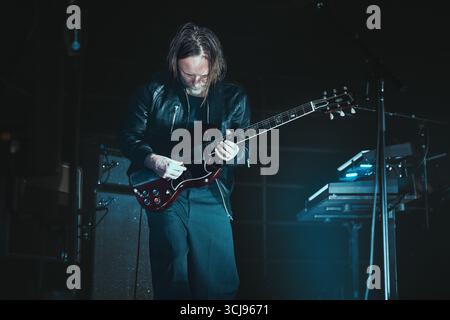Verschiedene, UK. März 2024. Thom Yorke, Frontmann von Radiohead, wird während einer Live-Vorstellung gezeigt. Yorke steht derzeit im Rampenlicht angesichts des erneuten Interesses an Radiohead und Nebenprojekten wie The Smile, wobei Fans weitere Ankündigungen der legendären Alternative Rock Band erwarten. (Foto: Alex Cropper/SIPA USA) Credit: SIPA USA/Alamy Live News Stockfoto