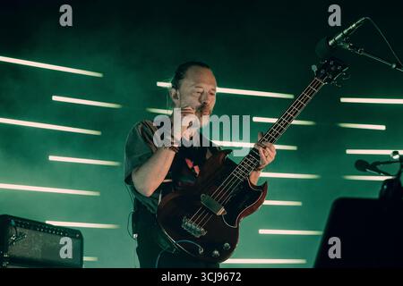 Verschiedene, UK. März 2024. Thom Yorke, Frontmann von Radiohead, wird während einer Live-Vorstellung gezeigt. Yorke steht derzeit im Rampenlicht angesichts des erneuten Interesses an Radiohead und Nebenprojekten wie The Smile, wobei Fans weitere Ankündigungen der legendären Alternative Rock Band erwarten. (Foto: Alex Cropper/SIPA USA) Credit: SIPA USA/Alamy Live News Stockfoto