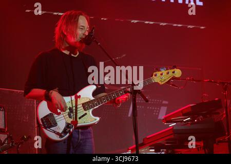 Verschiedene, UK. März 2024. Thom Yorke, Frontmann von Radiohead, wird während einer Live-Vorstellung gezeigt. Yorke steht derzeit im Rampenlicht angesichts des erneuten Interesses an Radiohead und Nebenprojekten wie The Smile, wobei Fans weitere Ankündigungen der legendären Alternative Rock Band erwarten. (Foto: Alex Cropper/SIPA USA) Credit: SIPA USA/Alamy Live News Stockfoto