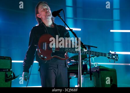 Verschiedene, UK. März 2024. Thom Yorke, Frontmann von Radiohead, wird während einer Live-Vorstellung gezeigt. Yorke steht derzeit im Rampenlicht angesichts des erneuten Interesses an Radiohead und Nebenprojekten wie The Smile, wobei Fans weitere Ankündigungen der legendären Alternative Rock Band erwarten. (Foto: Alex Cropper/SIPA USA) Credit: SIPA USA/Alamy Live News Stockfoto