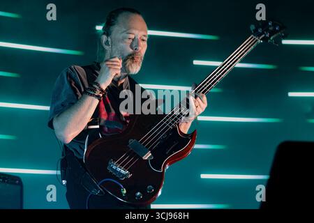 Verschiedene, UK. März 2024. Thom Yorke, Frontmann von Radiohead, wird während einer Live-Vorstellung gezeigt. Yorke steht derzeit im Rampenlicht angesichts des erneuten Interesses an Radiohead und Nebenprojekten wie The Smile, wobei Fans weitere Ankündigungen der legendären Alternative Rock Band erwarten. (Foto: Alex Cropper/SIPA USA) Credit: SIPA USA/Alamy Live News Stockfoto