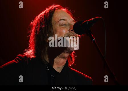 Verschiedene, UK. März 2024. Thom Yorke, Frontmann von Radiohead, wird während einer Live-Vorstellung gezeigt. Yorke steht derzeit im Rampenlicht angesichts des erneuten Interesses an Radiohead und Nebenprojekten wie The Smile, wobei Fans weitere Ankündigungen der legendären Alternative Rock Band erwarten. (Foto: Alex Cropper/SIPA USA) Credit: SIPA USA/Alamy Live News Stockfoto