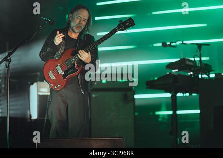 Verschiedene, UK. März 2024. Thom Yorke, Frontmann von Radiohead, wird während einer Live-Vorstellung gezeigt. Yorke steht derzeit im Rampenlicht angesichts des erneuten Interesses an Radiohead und Nebenprojekten wie The Smile, wobei Fans weitere Ankündigungen der legendären Alternative Rock Band erwarten. (Foto: Alex Cropper/SIPA USA) Credit: SIPA USA/Alamy Live News Stockfoto