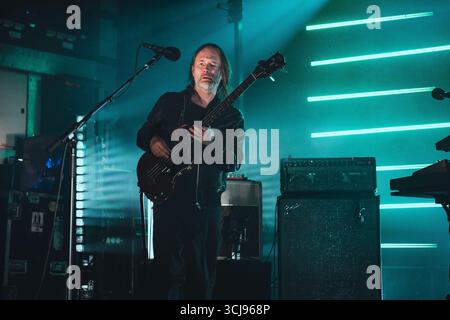 Verschiedene, UK. März 2024. Thom Yorke, Frontmann von Radiohead, wird während einer Live-Vorstellung gezeigt. Yorke steht derzeit im Rampenlicht angesichts des erneuten Interesses an Radiohead und Nebenprojekten wie The Smile, wobei Fans weitere Ankündigungen der legendären Alternative Rock Band erwarten. (Foto: Alex Cropper/SIPA USA) Credit: SIPA USA/Alamy Live News Stockfoto