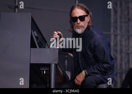 Verschiedene, UK. März 2024. Thom Yorke, Frontmann von Radiohead, wird während einer Live-Vorstellung gezeigt. Yorke steht derzeit im Rampenlicht angesichts des erneuten Interesses an Radiohead und Nebenprojekten wie The Smile, wobei Fans weitere Ankündigungen der legendären Alternative Rock Band erwarten. (Foto: Alex Cropper/SIPA USA) Credit: SIPA USA/Alamy Live News Stockfoto