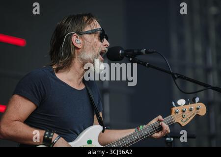 Verschiedene, UK. März 2024. Thom Yorke, Frontmann von Radiohead, wird während einer Live-Vorstellung gezeigt. Yorke steht derzeit im Rampenlicht angesichts des erneuten Interesses an Radiohead und Nebenprojekten wie The Smile, wobei Fans weitere Ankündigungen der legendären Alternative Rock Band erwarten. (Foto: Alex Cropper/SIPA USA) Credit: SIPA USA/Alamy Live News Stockfoto