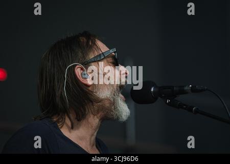 Verschiedene, UK. März 2024. Thom Yorke, Frontmann von Radiohead, wird während einer Live-Vorstellung gezeigt. Yorke steht derzeit im Rampenlicht angesichts des erneuten Interesses an Radiohead und Nebenprojekten wie The Smile, wobei Fans weitere Ankündigungen der legendären Alternative Rock Band erwarten. (Foto: Alex Cropper/SIPA USA) Credit: SIPA USA/Alamy Live News Stockfoto