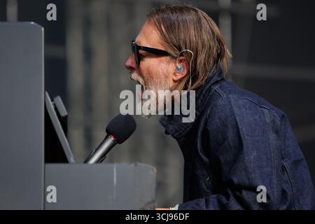 Verschiedene, UK. März 2024. Thom Yorke, Frontmann von Radiohead, wird während einer Live-Vorstellung gezeigt. Yorke steht derzeit im Rampenlicht angesichts des erneuten Interesses an Radiohead und Nebenprojekten wie The Smile, wobei Fans weitere Ankündigungen der legendären Alternative Rock Band erwarten. (Foto: Alex Cropper/SIPA USA) Credit: SIPA USA/Alamy Live News Stockfoto