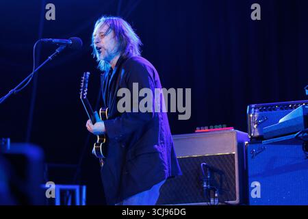 Verschiedene, UK. März 2024. Thom Yorke, Frontmann von Radiohead, wird während einer Live-Vorstellung gezeigt. Yorke steht derzeit im Rampenlicht angesichts des erneuten Interesses an Radiohead und Nebenprojekten wie The Smile, wobei Fans weitere Ankündigungen der legendären Alternative Rock Band erwarten. (Foto: Alex Cropper/SIPA USA) Credit: SIPA USA/Alamy Live News Stockfoto