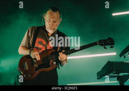 Verschiedene, UK. März 2024. Thom Yorke, Frontmann von Radiohead, wird während einer Live-Vorstellung gezeigt. Yorke steht derzeit im Rampenlicht angesichts des erneuten Interesses an Radiohead und Nebenprojekten wie The Smile, wobei Fans weitere Ankündigungen der legendären Alternative Rock Band erwarten. (Foto: Alex Cropper/SIPA USA) Credit: SIPA USA/Alamy Live News Stockfoto