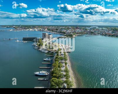 Blick aus der Vogelperspektive auf das Schloss Steholm, eine Ruine auf einer schmalen Halbinsel, die Västerviks türkisfarbene Wasserstraßen in Schweden verbindet. Stockfoto