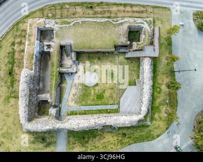 Luftaufnahme der Burg Steholm in Vastervik Schweden. Kleine ruinierte quadratische Festung, die die Wasserwege kontrolliert Stockfoto