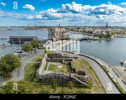 Luftaufnahme der Burg Steholm in Vastervik Schweden. Kleine ruinierte quadratische Festung, die die Wasserwege kontrolliert Stockfoto
