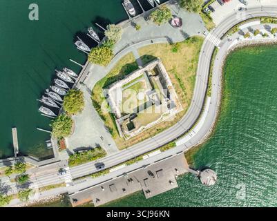 Luftaufnahme der Burg Steholm in Vastervik Schweden. Kleine ruinierte quadratische Festung, die die Wasserwege kontrolliert Stockfoto