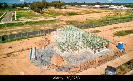 Holzhausrahmen auf Betonplatte während der frühen Bauarbeiten im Yarrawonga Anwesen Stockfoto