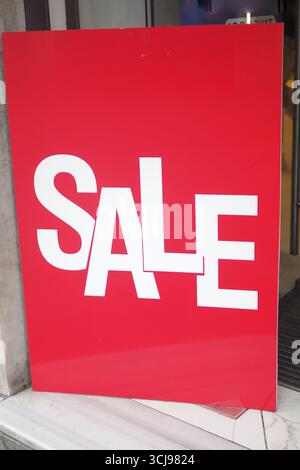 Großes rotes Verkaufsschild in einem Schaufenster Stockfoto