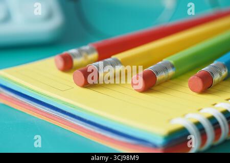 Farbenfrohe Bleistifte und Notizblock bereit für kreative Arbeit Stockfoto