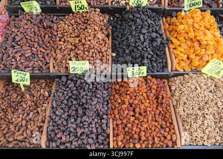 Farbenfrohe Ausstellung von getrockneten Früchten auf einem lokalen Markt im Herbst Stockfoto