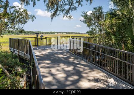 Aussichtspunkt für Egans Creek und den Amelia Island Lighthouse im Fort Clinch State Park auf Amelia Island in Fernandina Beach, Florida. (USA) Stockfoto