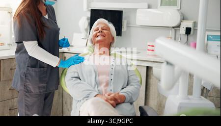Zahnarzt, Sprechstunde und Seniorin mit Wellness, Zahnaufhellung und Inspektion. Menschen, Arzt und Patient mit Zahnreinigung, ruhig und Stockfoto