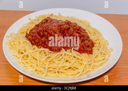 Teller mit Spaghetti-Pasta mit Bolognese-Sauce mit Parmesan. Stockfoto