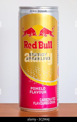 Pruszcz Gdanski, Polen - 26. März 2025: Dose of Red Bull Zero Sugar Energy spritzige Pomelo-Geschmacksrichtung. Stockfoto