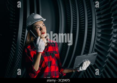 Professioneller asiatischer Ingenieur weiblich arbeitender prüfender Service Kohlekraftwerk Dampf Gasturbinengebläse elektrischer Generator Antriebssysteme. Stockfoto