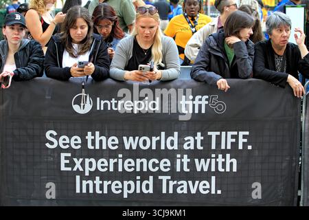 Toronto, Kanada. September 2025. Die Leute stehen in der Fan Zone, während sie auf ein Ereignis beim Toronto International Film Festival 2025 in Toronto, Kanada, am 5. September 2025 warten. (Foto: Mike Campbell/NurPhoto) Credit: NurPhoto SRL/Alamy Live News Stockfoto