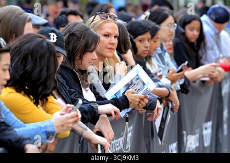 Toronto, Kanada. September 2025. Die Leute stehen in der Fan Zone, während sie auf ein Ereignis beim Toronto International Film Festival 2025 in Toronto, Kanada, am 5. September 2025 warten. (Foto: Mike Campbell/NurPhoto) Credit: NurPhoto SRL/Alamy Live News Stockfoto