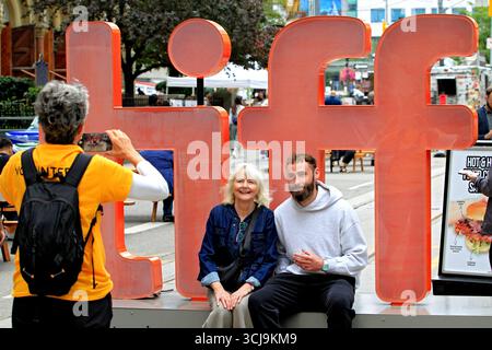 Toronto, Kanada. September 2025. Die Menschen haben ihr Foto mit einem Schild beim Toronto International Film Festival 2025 in Toronto, Kanada, am 5. September 2025 aufgenommen. (Foto: Mike Campbell/NurPhoto)0 Credit: NurPhoto SRL/Alamy Live News Stockfoto