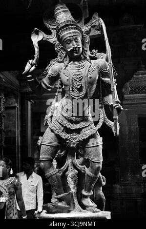 Schwarz-weiß-Foto der antiken Steinskulptur von Schutzgottheiten im Kanthimathi Nellaiyappar Tempel im Bundesstaat Tirunelveli Tamil Nadu Indien Stockfoto