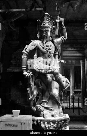 Schwarz-weiß-Foto der antiken Steinskulptur von Schutzgottheiten im Kanthimathi Nellaiyappar Tempel im Bundesstaat Tirunelveli Tamil Nadu Indien Stockfoto