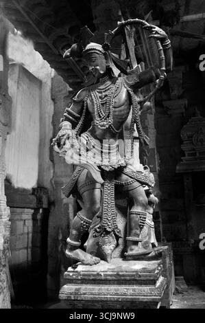 Schwarz-weiß-Foto der antiken Steinskulptur von Schutzgottheiten im Kanthimathi Nellaiyappar Tempel im Bundesstaat Tirunelveli Tamil Nadu Indien Stockfoto