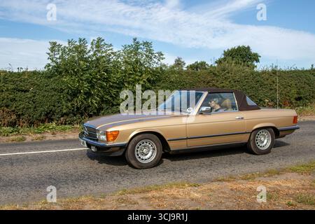 1984 80er Jahre Gold Mercedes Benz 280 SL Auto 280SL, Roadster-Benzinmotor der R107-Generation, 2746 ccm; Reise nach Congleton, Cheshire Classic Car Show, Großbritannien Stockfoto