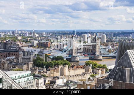 Panorama-Skyline von London mit Tower Bridge und Tower of London. London, Großbritannien, 27. Juli 2024 Stockfoto