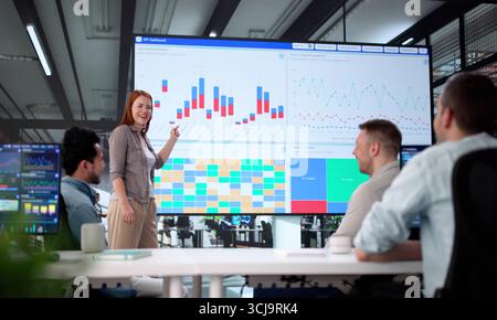 Multirassisches Business Team, Das In Office-Meetings Mit Finanzdaten Zusammenarbeitet Stockfoto