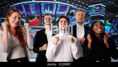 Vielfältige Gruppe Erfolgreicher Händler, Die Freude An Der Börse Finden. Stockfoto