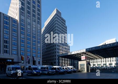 Potsdamer Platz Bahnhoff mit Polizeiautos, die zur Demonstration geparkt wurden Stockfoto