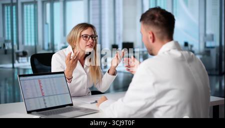 Ärzte Streiten Sich Über Medizinische Entscheidungen Im Krankenhaus-Meeting, Stressful Workplace Stockfoto