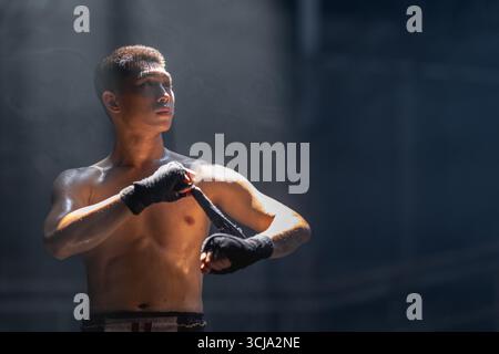 Thai-Boxen, Portrait muay thai-Kämpfer, junger Mann Boxer, Kickboxen männlich, asiatische Kampfkunst Stockfoto