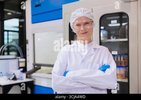 Porträt glückliche Wissenschaftlerinnen im Wissenschaftslabor. Medizinische Labormitarbeiter, Medizinlaborforscher. Stockfoto