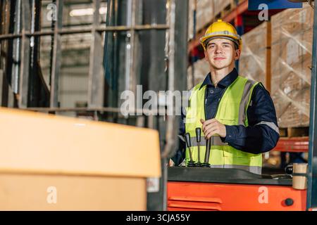 Lagerarbeiter Gabelstaplerfahrer. Professioneller Arbeiter im Frachtlager in der Fabrik. Lagerbestandsmitarbeiter in der Produktlogistik Stockfoto